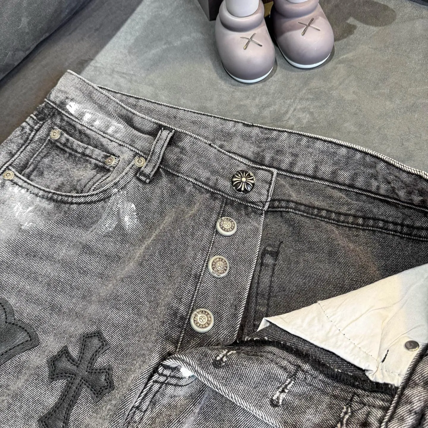 P340 top version GALLERY DEPT & Chrome hearts washed jeans with co-branded blue, yellow, black, white and multi-color stitching. Really restores the ultimate vintage texture. Three-dimensional version. Loose and comfortable, not picky about body shape. Makes taller and slimmer. Factory Seiko. Original factory quality control. Same style for men and women. Can be matched with couples. Versatile recommendation. Must-have jeans for all seasons. Fashionistas have been disappointed. From the quality selection of fabrics, the tailoring of details, and the matching of patterns, they are all impeccable! The upper body is so handsome when worn...it can be easily worn by men, women and children! The craftsmanship is made of heavy-duty washed pure cotton denim fabric. After washing, it is soft and thick and looks very stylish when worn. Color: black Size: 28 30 32 34 36
